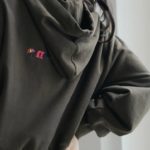 Женское худи с карманом кенгуру и с глубоким капюшоном